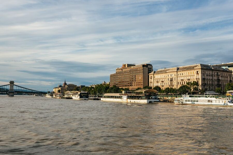 Budapest: Danube River City Lights Express Cruise - Service and Staff: Friendly, Helpful, and Fast When Things Go Wrong