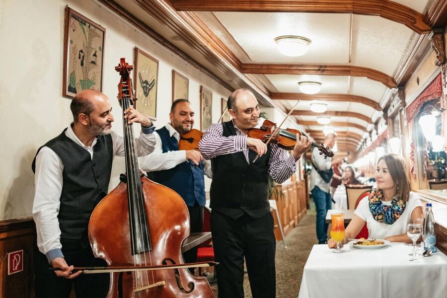 Budapest: Danube River Cruise with Dinner and Prosecco - The Danube Route: Landmark Views and Photo Play-by-Play