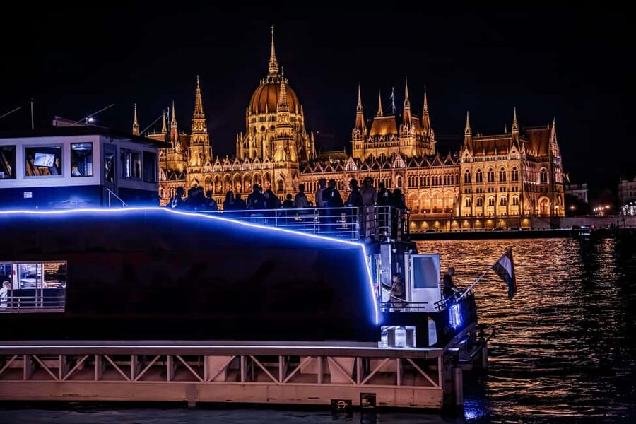 Budapest: Danube River Sightseeing Cruise with Audio Guide - Gellért Hill and the skyline effect you cannot get from streets