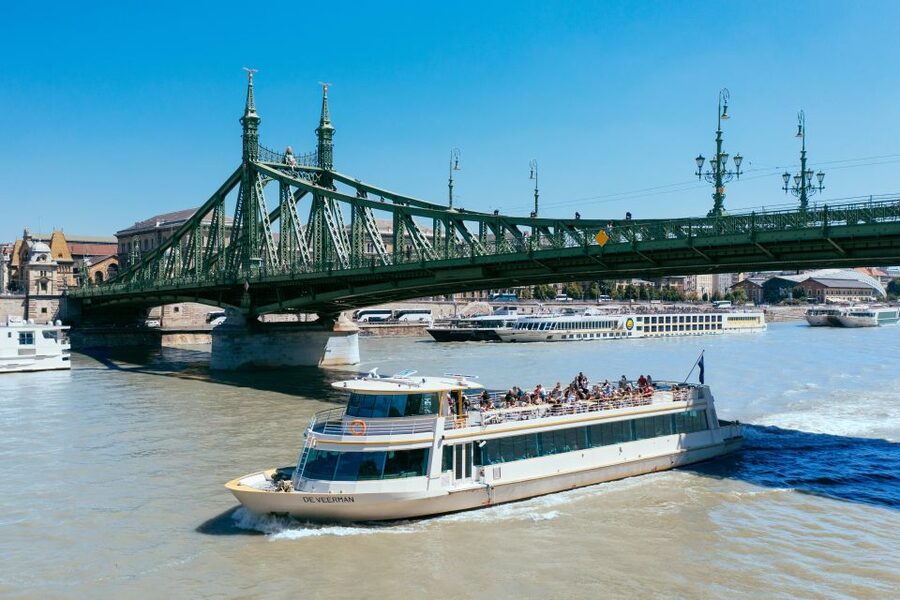 Budapest: Day or Night River Cruise on Panoramic Boat - Day vs night: how to choose your departure time