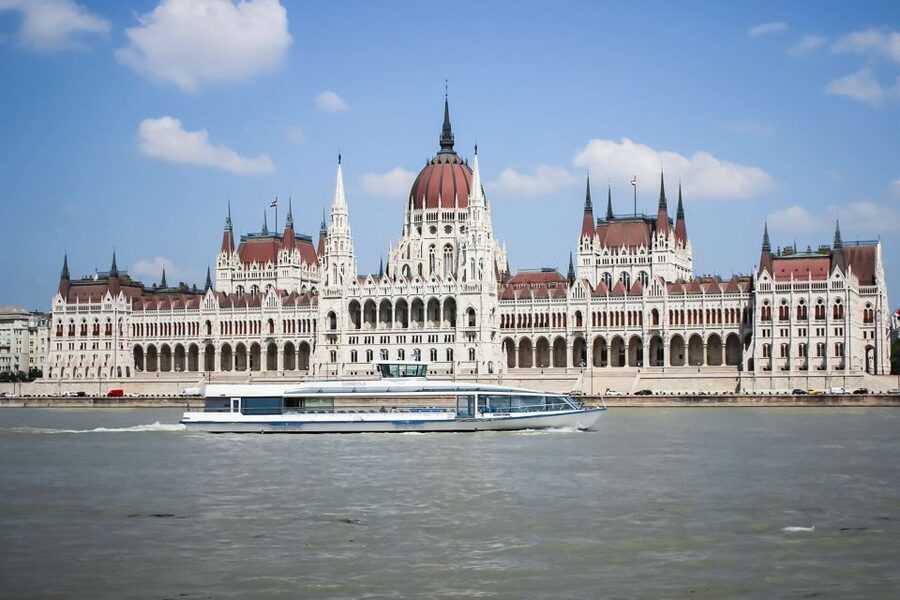 Budapest: Daytime Sightseeing Boat Cruise - Audio guide and onboard Wi-Fi: how to use both without getting lost