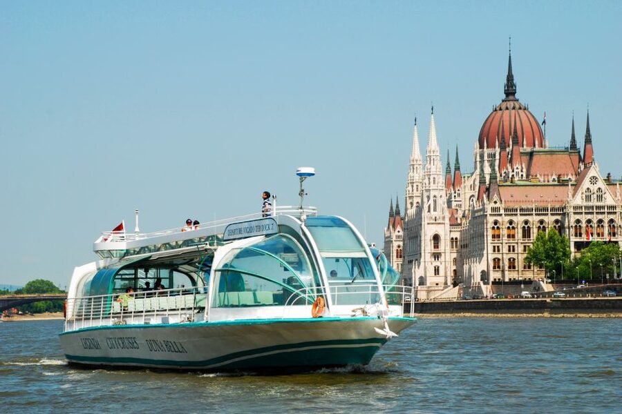 Budapest: Daytime Sightseeing Boat Cruise - Included drinks, seating comfort, and photo-friendly windows