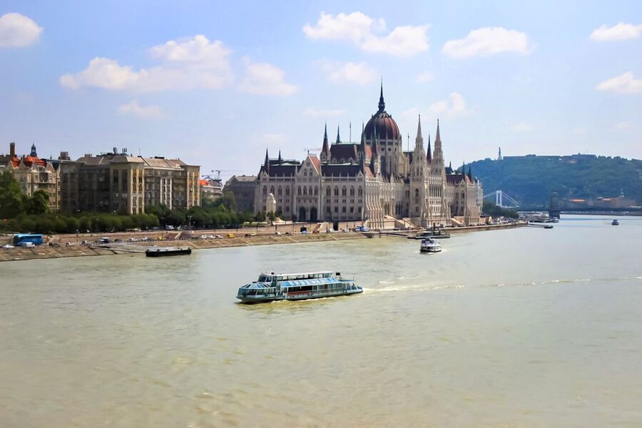 Budapest: Daytime Sightseeing Boat Cruise - Best time to sail: daylight vs golden hour vs night lights