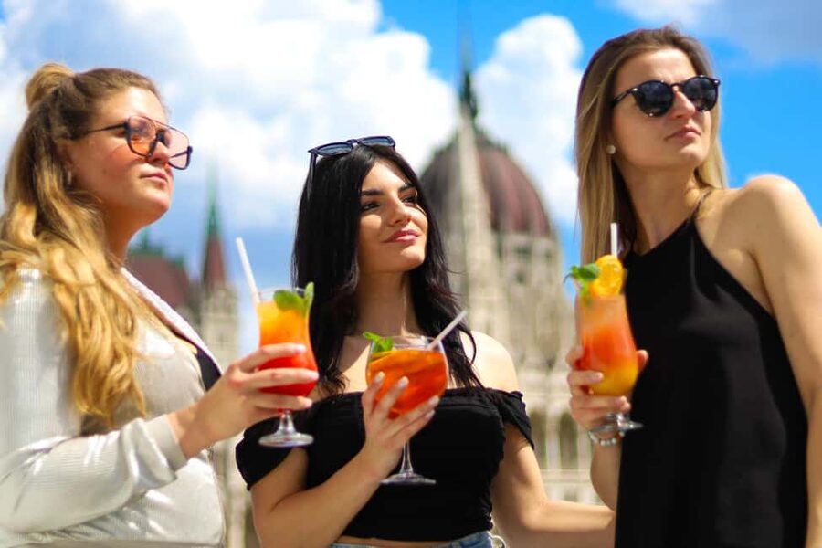 Budapest: Downtown Budapest Cocktail Cruise - Upper deck vs. air-conditioned lower deck: pick your comfort strategy