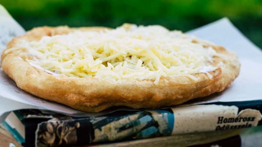 Budapest: Downtown Food Tour - Street food break for Hungarian langos