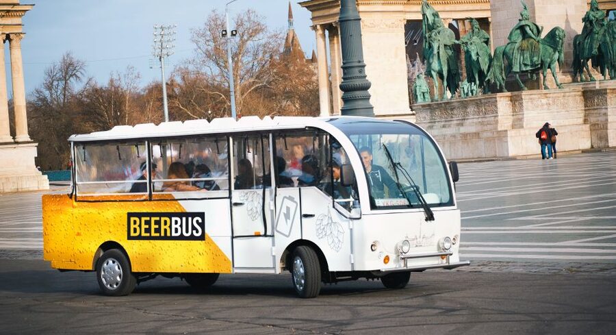 Budapest: eBeerBus Sightseeing Tour - Széchenyi Thermal Bath area: seeing it from the road