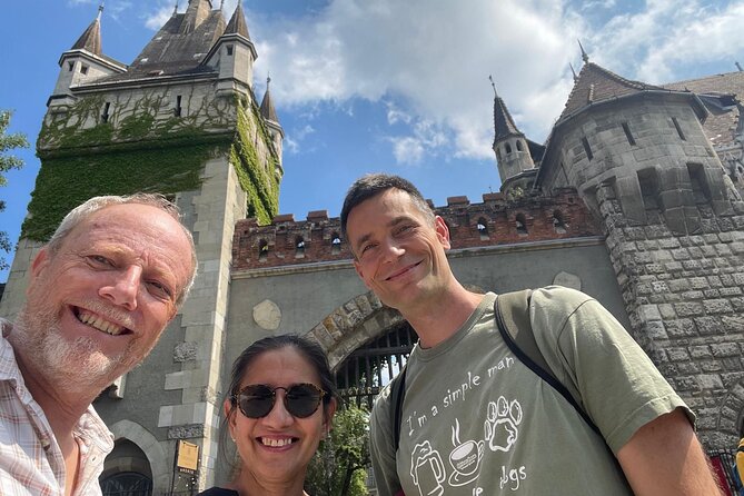 Budapest Essential Walk&Food tasting - Heroes’ Square, City Park, and Vajdahunyad Castle architecture