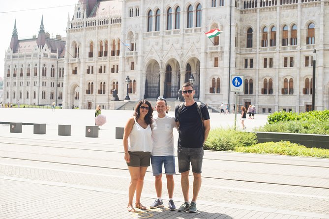 Budapest Essential Walk&Food tasting - Parliament at Kossuth tér and the Shoes on the Danube