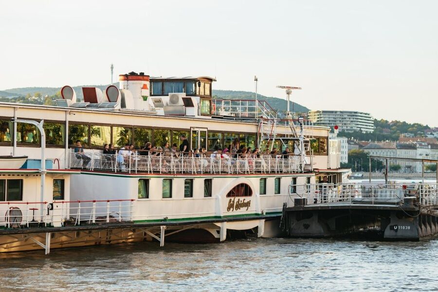 Budapest: Evening Cruise including Drinks and Live Music - Sailing Under Six Bridges: The Route on the Danube