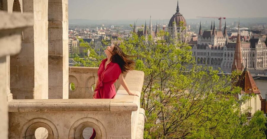 Budapest: Fast Private Photoshoot at Fisherman's Bastion - A 40-minute private shoot: what the session feels like on the ground