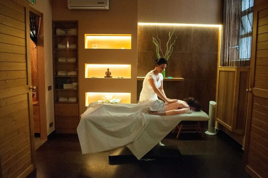 Budapest: Full-Day Gellért Spa Ticket - Arriving at the Buda Side: Setting That Makes Soaking Feel Special