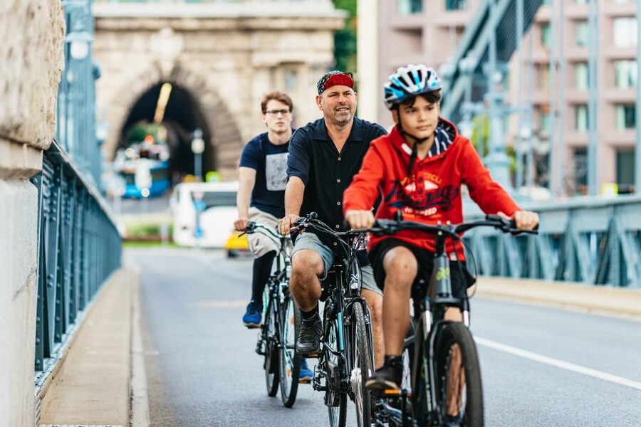 Budapest: Grand Sightseeing Bike Tour - Margaret Island break: a reset in the middle of the loop