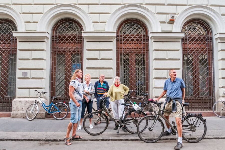 Budapest: Guided City Discovery Bike Tour - The Great Synagogue (Nagy Zsinagóga) and Chain Bridge Photo Stop
