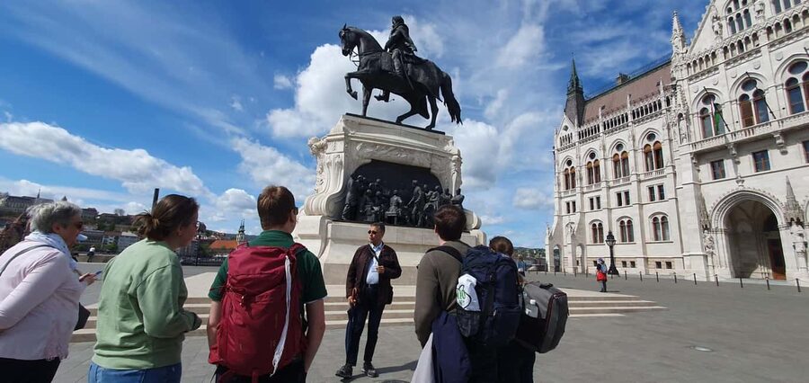 Budapest: Guided City Walking Tour in Buda and Pest - Key highlights you’ll actually feel on the street