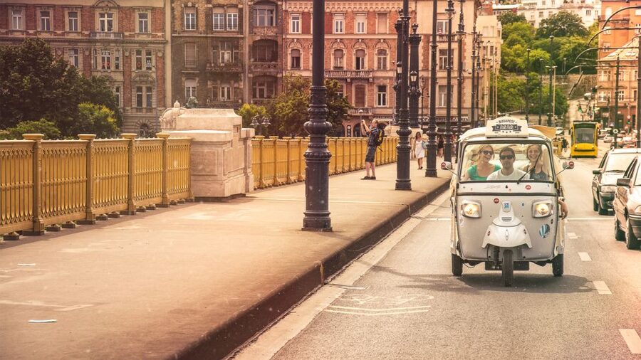 Budapest: Half-Day Exclusive Highlights Private Tour - Seeing both sides of the Danube without turning your feet into souvenirs