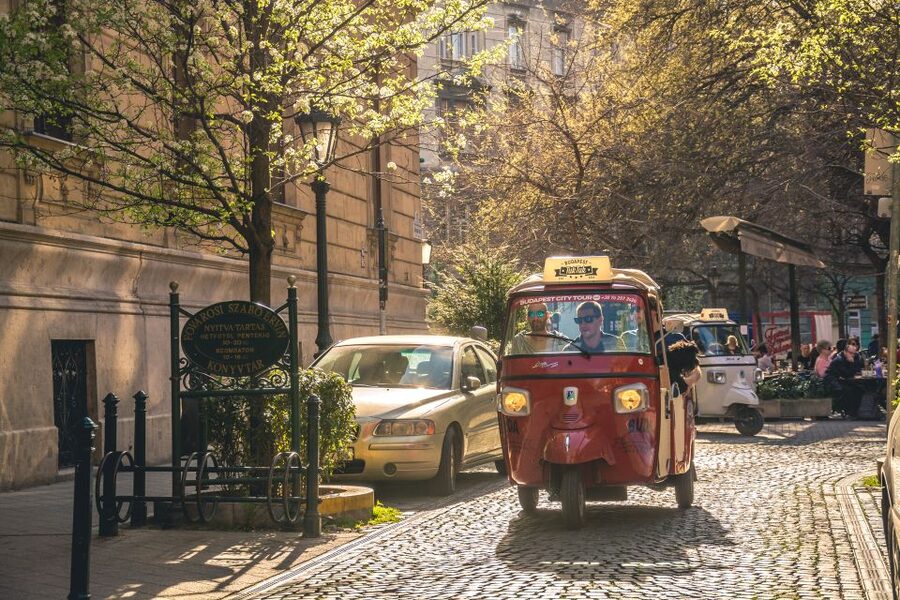 Budapest: Half-Day Exclusive Highlights Private Tour - Viewpoints from a local angle, plus real time for photos
