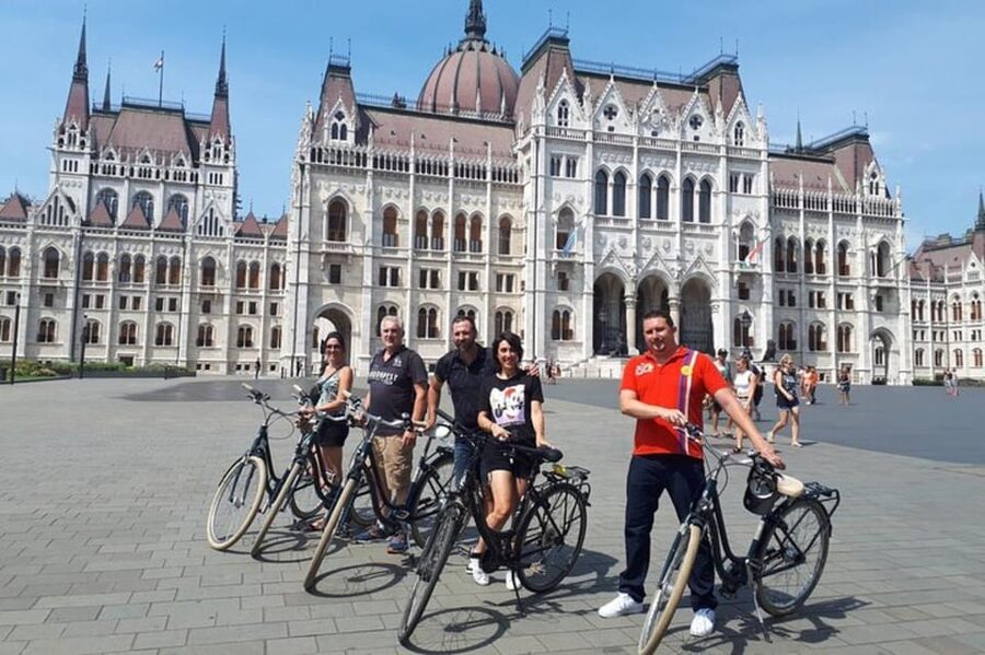 Budapest : Highlights & Hidden Gems Walking Tour - Where you start, and why Szervita tér is a smart kickoff