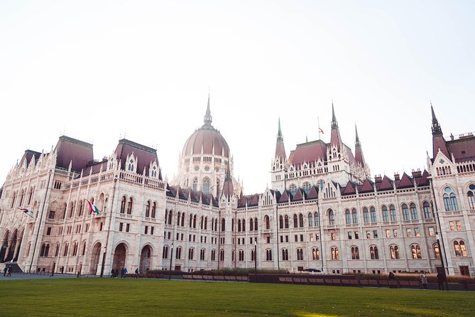 Budapest Historical Sightseeing - Free Walking Tour - Meeting Kálvin tér: Finding the guide and understanding the route
