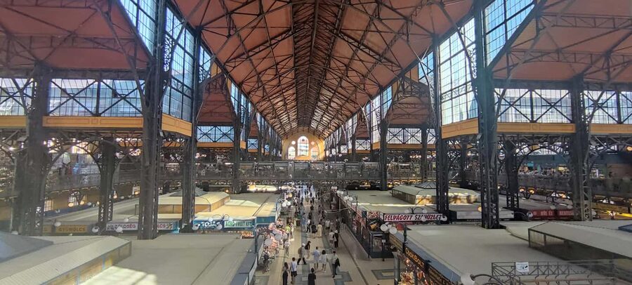 Budapest: Hungarian Cuisine in the Market Hall (german) - Hungarian food history told while you snack, not during a lecture
