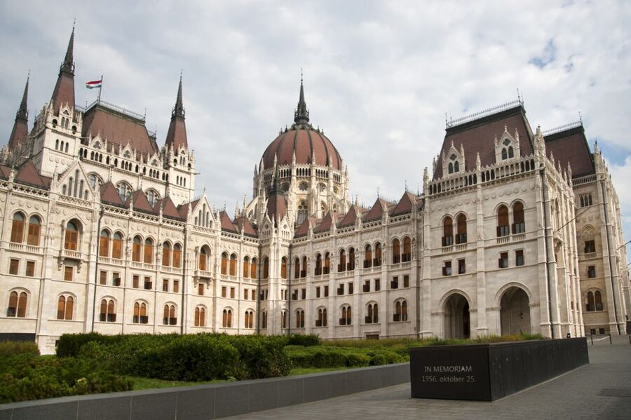 Budapest: Inner City Walking Tour in German - Pedestrian streets and the Mr. Safe statue, a playful break