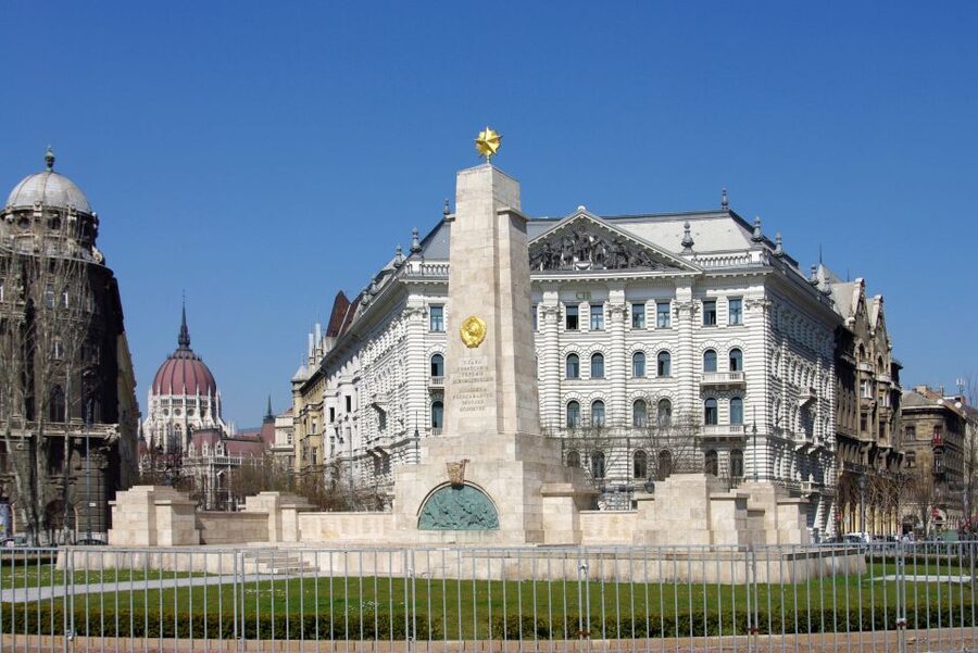 Budapest: Inner City Walking Tour in German - Shoes on the Danube Bank and the calm after the big monuments