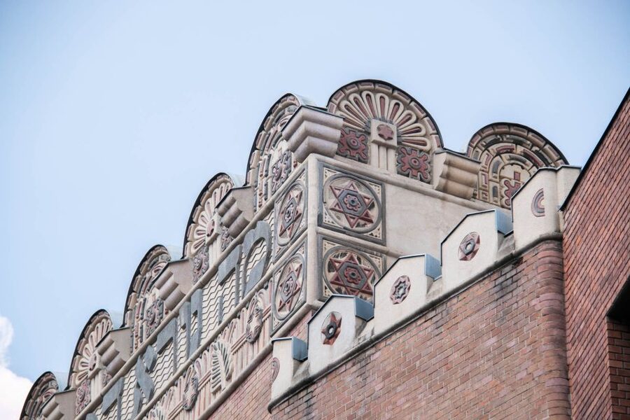 Budapest: Jewish Heritage Walking Tour with Historian Guide - The guide makes the difference: historian storytelling in a small group