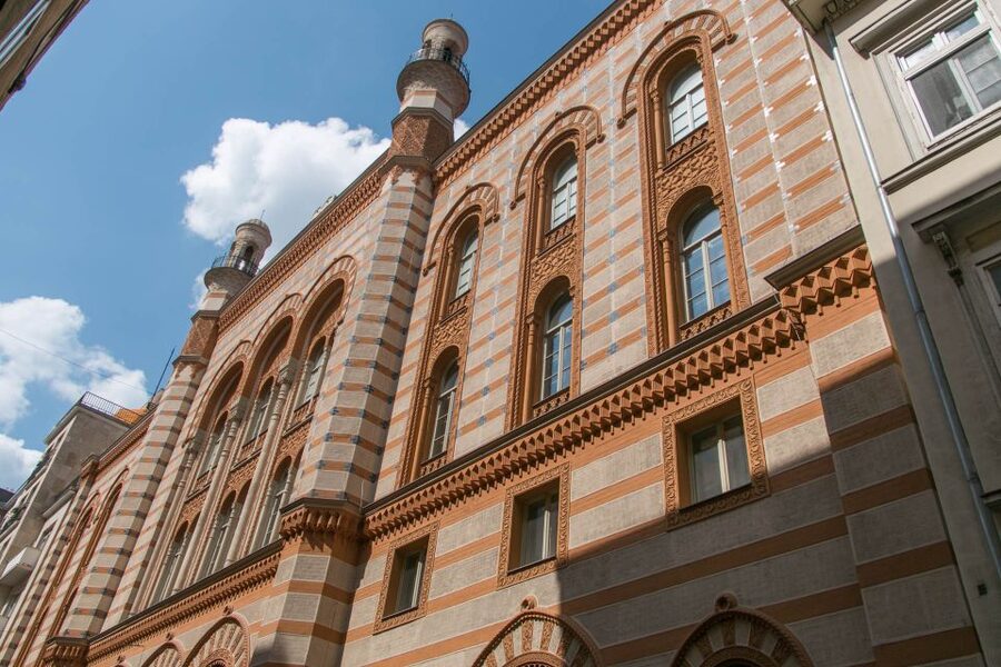 Budapest: Jewish Heritage Walking Tour with Historian Guide - Meeting at Deák Square, then walking into the Jewish Quarter