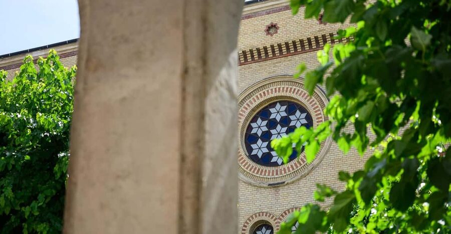 Budapest: Jewish History with Local Guide & Synagogue Ticket - Why this 2-hour Budapest Jewish History tour feels efficient