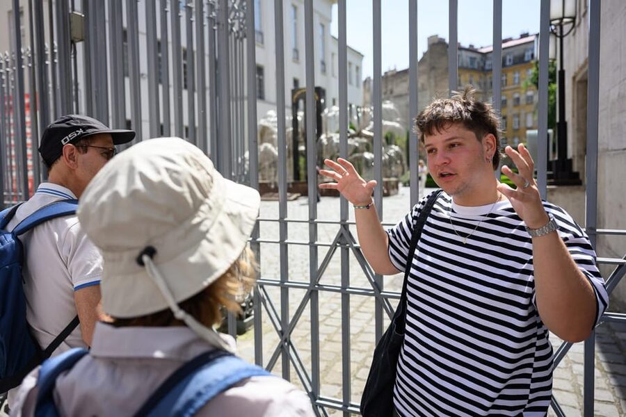 Budapest: Jewish History with Local Guide & Synagogue Ticket - Rumbach Synagogue, outside views that set up the inside visit
