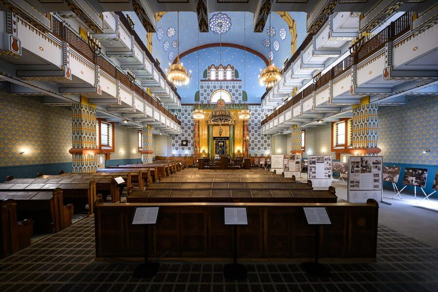 Budapest: Jewish History with Local Guide & Synagogue Ticket - Guides and real-world explanation, the part that brings it to life