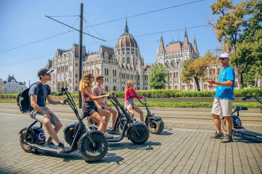 Budapest: MonsteRoller E-Scooter Tour - Meeting up, training time, and what comes in the kit