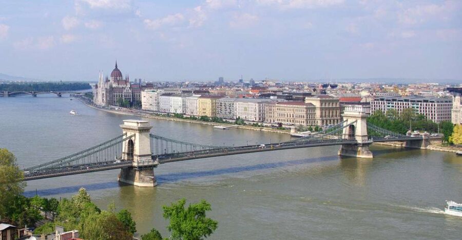 Budapest: Multilingual Highlights Tour - Meeting Point: Start Where the City’s Big Story Begins