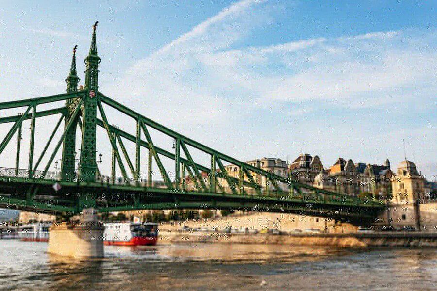 Budapest: Nighttime or Daytime Sightseeing Cruise - Drinks onboard, and what winter and summer actually feel like