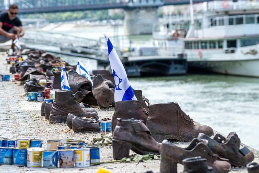 Budapest Old Jewish Quarter History Private Walking Tour - The Ghetto Memorial Wall: A Sobering Stop You Choose On Purpose