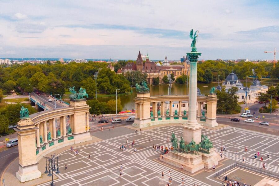 Budapest Old Town and Top Attractions Private Walking Tour - Meeting point at Madal Cafe, and how to walk comfortably