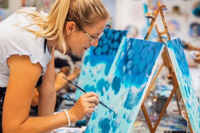 Budapest: Paint and sip experience - Choosing your Budapest painting: 200 options vs scheduled themes
