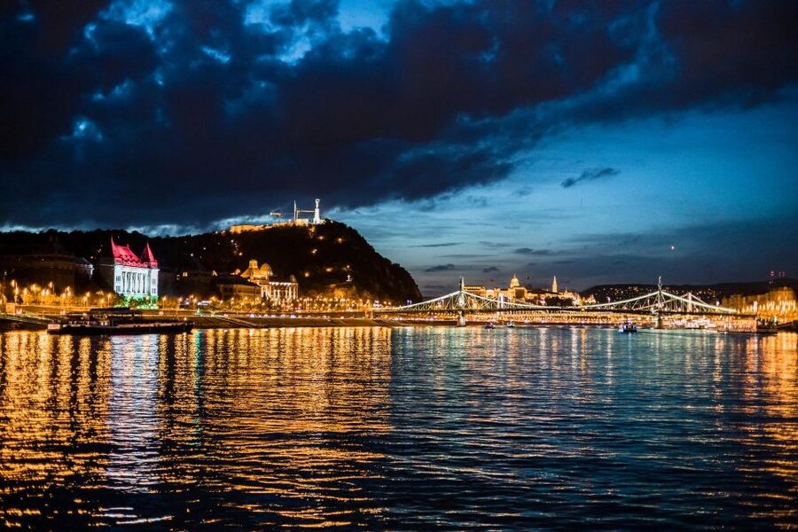 Budapest: Premium Sightseeing Cruise with Tokaj Frizzante - The Boat: Refurbished 60s and 70s Style, Real Comfort