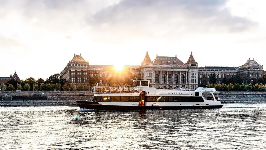 Budapest: Premium Sightseeing Cruise with Tokaj Frizzante - Dock 10 and Elizabeth Bridge: Getting There Without Stress