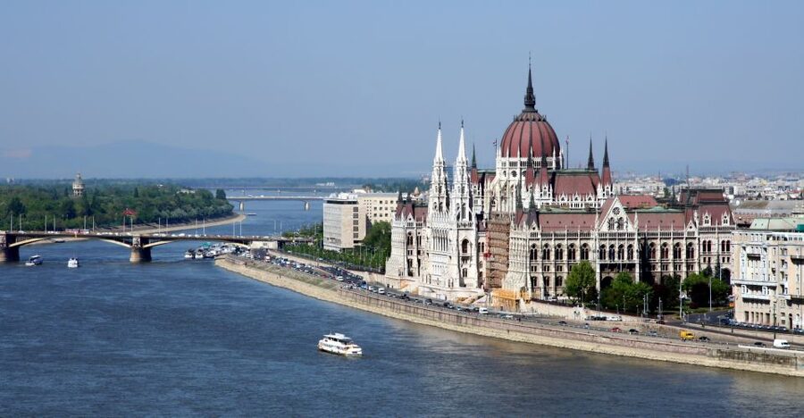 Budapest: Private 3-hour Guided City Tour by Bus - Price and value: what $259 per group up to 2 really buys