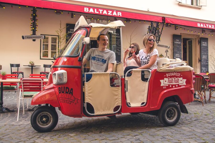 Budapest: Private City Tuk-Tuk Tour & Boat Cruise - Key things that make this tour work