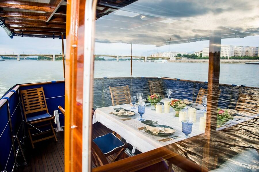 Budapest: Private Danube Yacht Cruise with Welcome Drink - Sunset timing: why you board about 30 minutes before