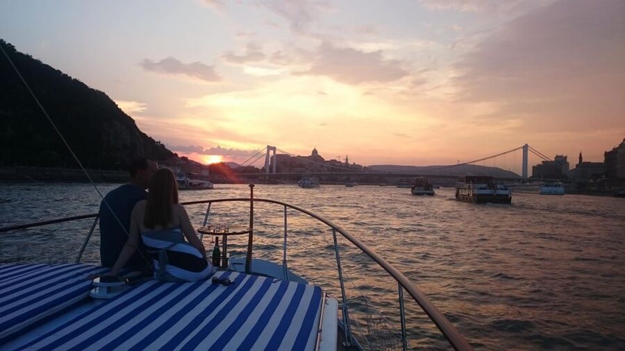 Budapest: Private Danube Yacht Cruise with Welcome Drink - Landmarks you’ll likely recognize from the water