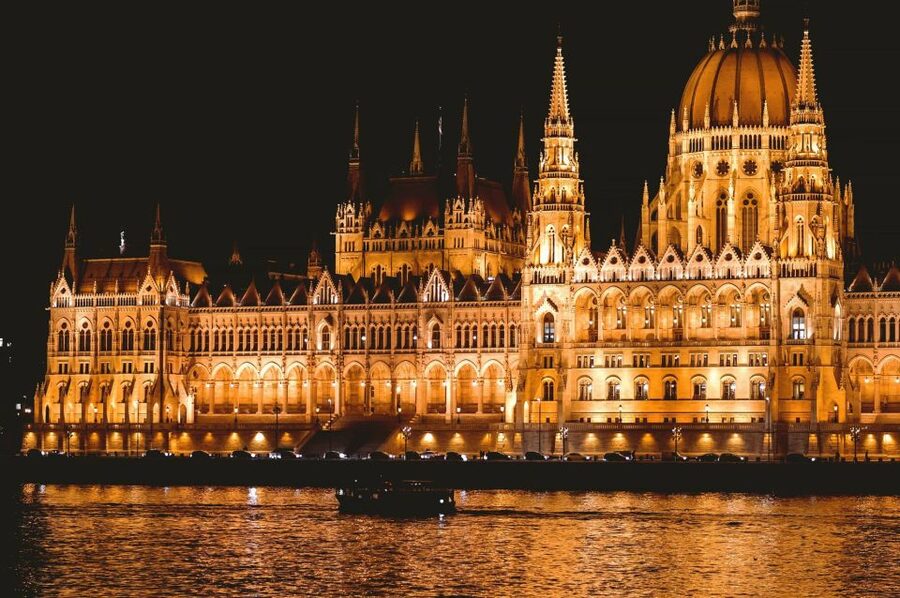 Budapest: Private Danube Yacht Cruise with Welcome Drink - Food and drinks onboard: welcome drink, then your choices