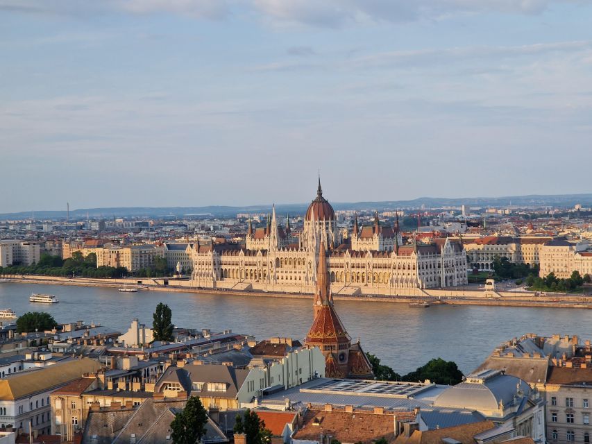 Budapest: private deluxe tour with a native, in Spanish - Buda Castle area: Mathias Church surroundings and Fisherman’s Bastion views