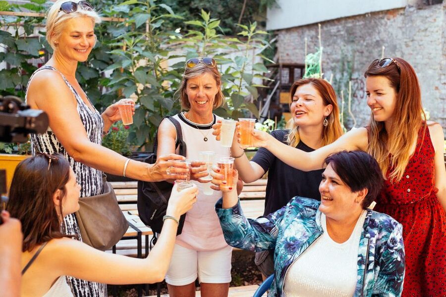 Budapest: Private Food Tour – 10 Tastings with Locals - Szimpla Kert: ruin bar culture with food and drink in the mix