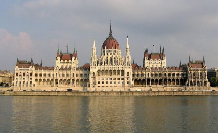 Budapest: Private Walking Tour of City with Spanish Guide - Key things that make this tour work