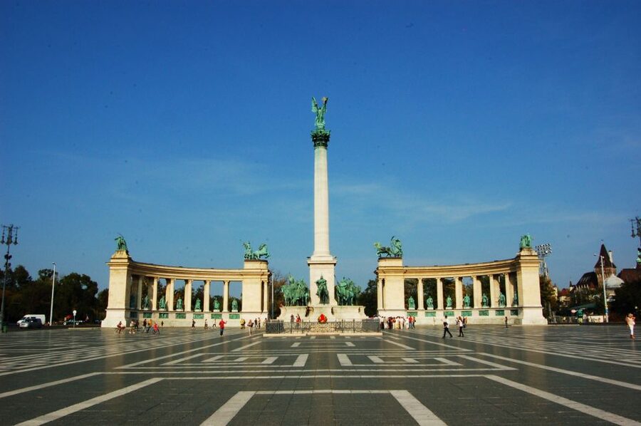 Budapest: Private Walking Tour of City with Spanish Guide - St. Stephen’s Basilica and the Jewish Quarter loop