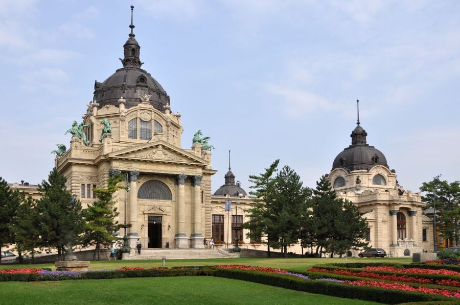 Budapest: Private Walking Tour of City with Spanish Guide - Buda Castle and the Castle district, built for photo breaks