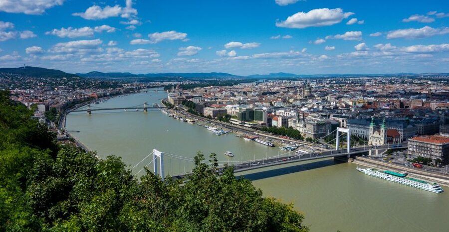 Budapest: Private Walking Tour of City with Spanish Guide - Picking your meeting point in Budapest, then starting fast