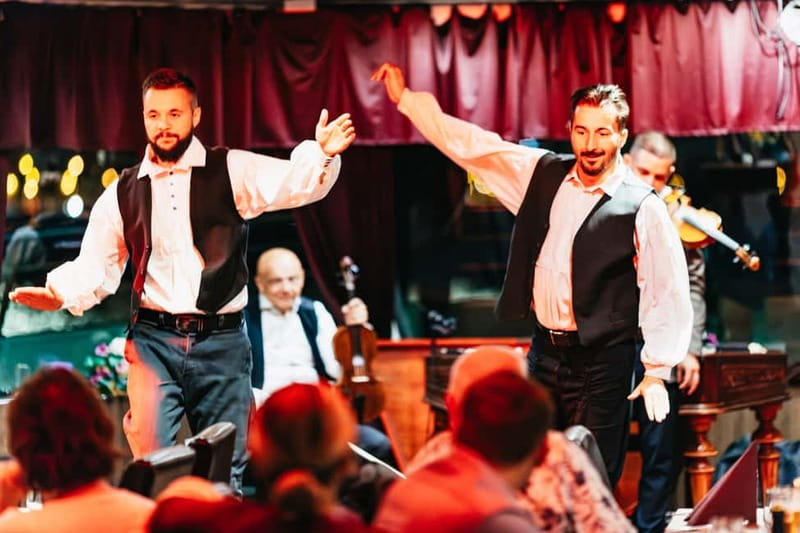 Budapest: Prosecco Dinner Cruise with Live Music - Service, Welcome Drinks, and the Human Touch